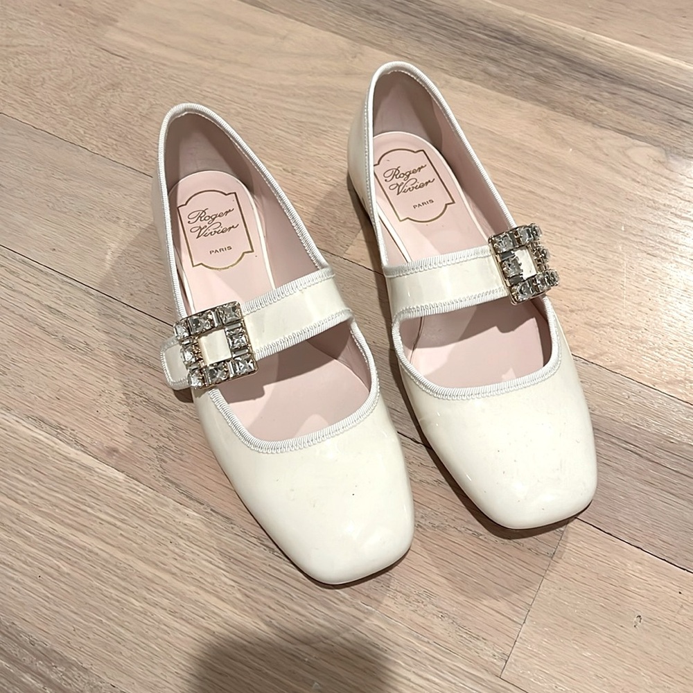 ROGER VIVIER Très Vivier crystal-embellished glossed-leather ballet flats